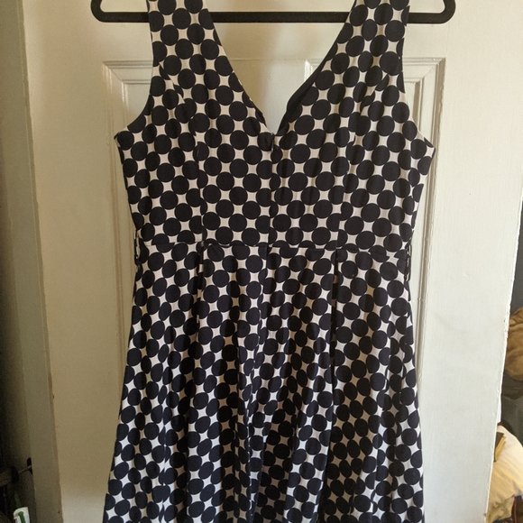 Fit and flare v-neck vintage style polka dot dress - Picture 2 of 4